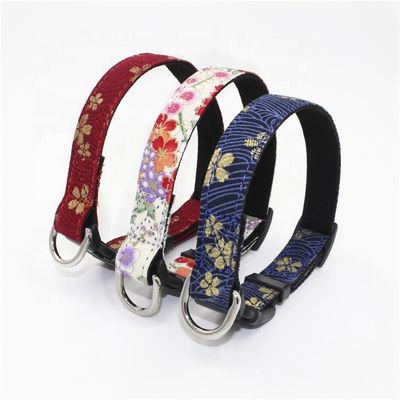 De gedrukte die Sakura Suede Substrate Puppy Dog-Uitrusting van de Kraagleiband met D-vormige ringen Japanse Stijl wordt geplaatst