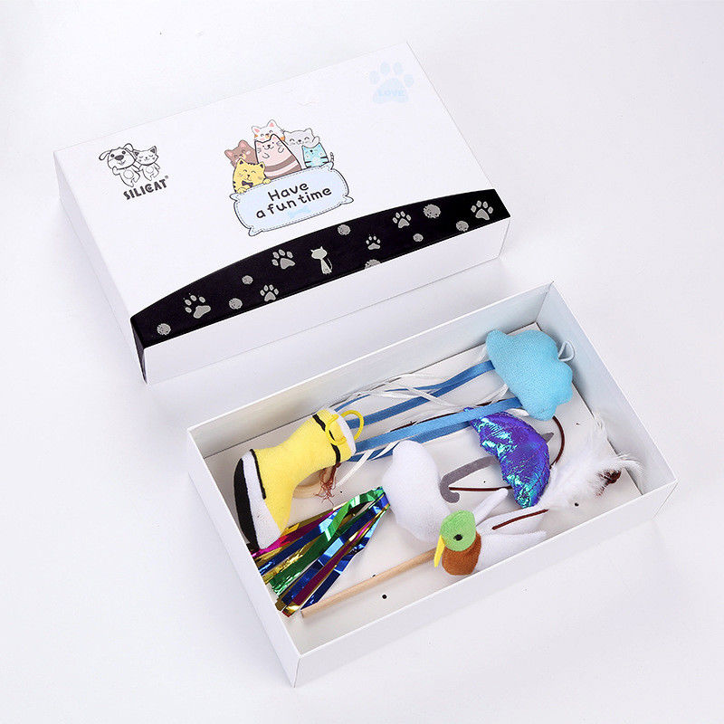 De interactieve van de Schoenenvogels van de Lasercat teaser toy feathers wand Geassorteerde Pluche Vocale Vorm Cat Toy Set