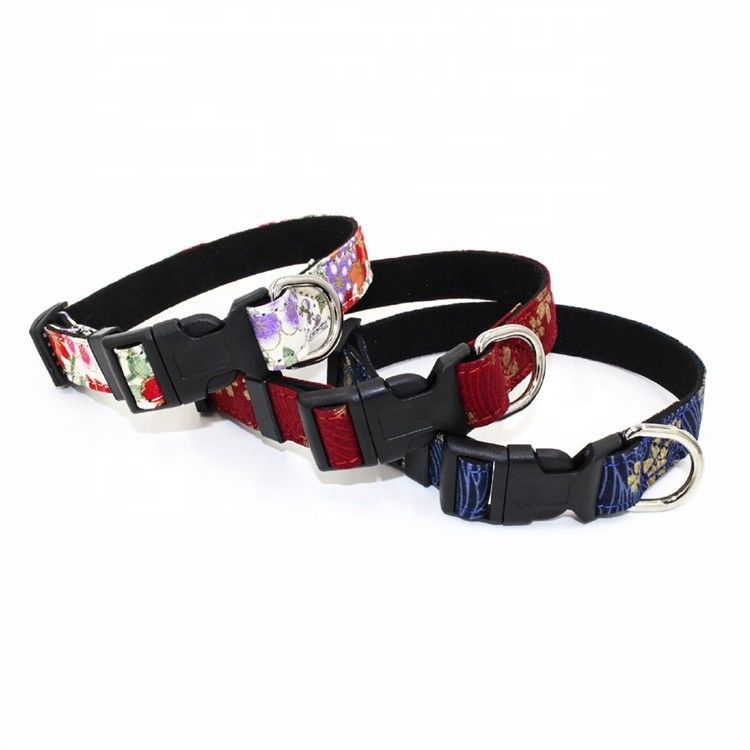 De gedrukte die Sakura Suede Substrate Puppy Dog-Uitrusting van de Kraagleiband met D-vormige ringen Japanse Stijl wordt geplaatst