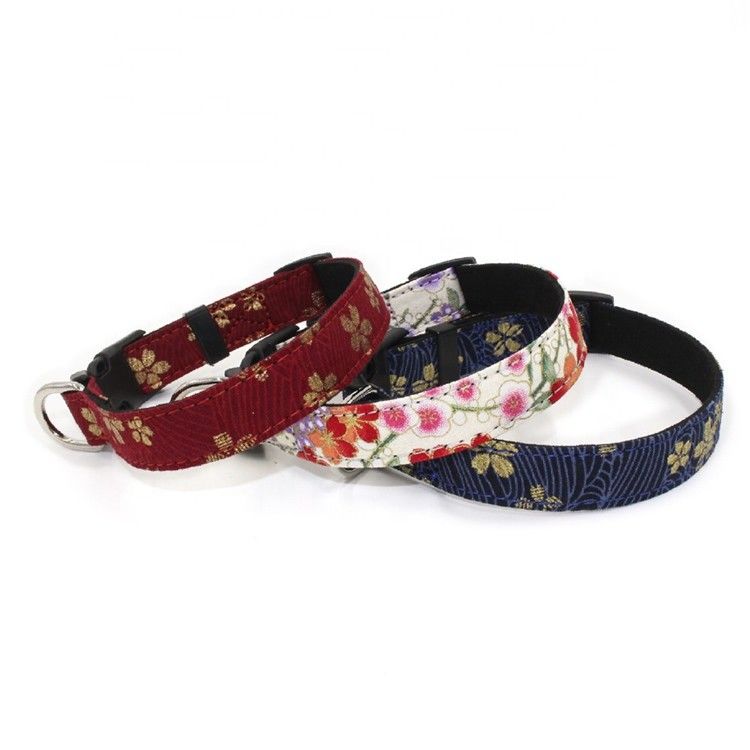 De gedrukte die Sakura Suede Substrate Puppy Dog-Uitrusting van de Kraagleiband met D-vormige ringen Japanse Stijl wordt geplaatst