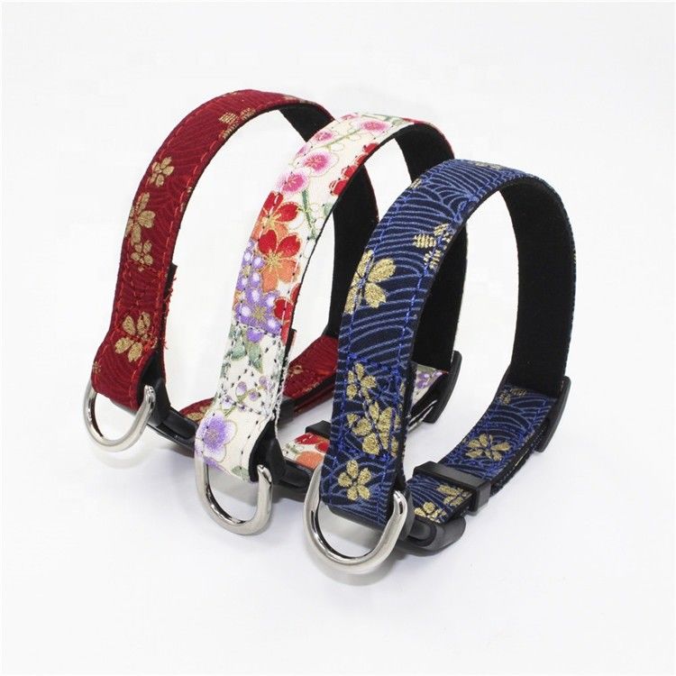 De gedrukte die Sakura Suede Substrate Puppy Dog-Uitrusting van de Kraagleiband met D-vormige ringen Japanse Stijl wordt geplaatst