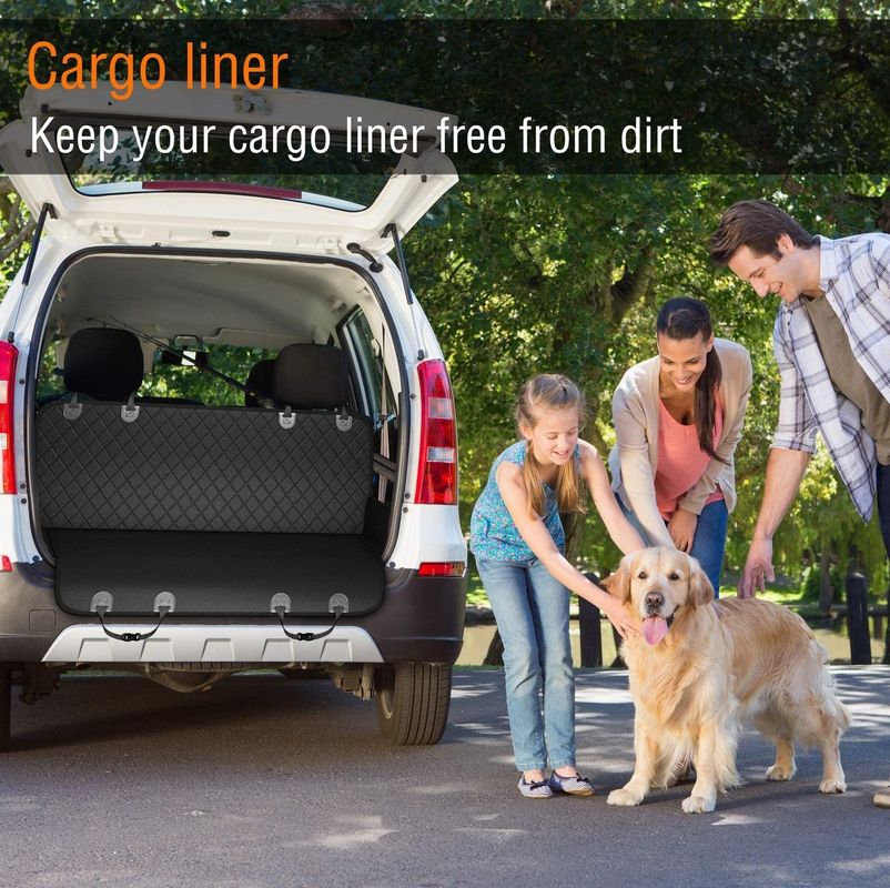 De op een voertuig gemonteerde Dekking Mat Black Waterproof 137*147cm van Hond Achterbank